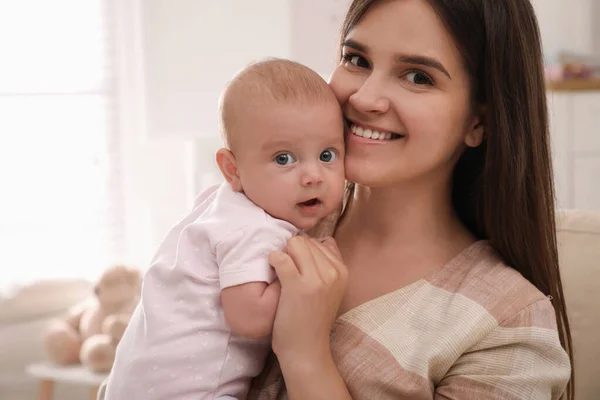 Feliz Joven Madre Con Lindo Bebé Casa — Foto de Stock