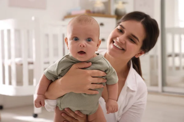 Feliz Joven Madre Con Lindo Bebé Casa — Foto de Stock