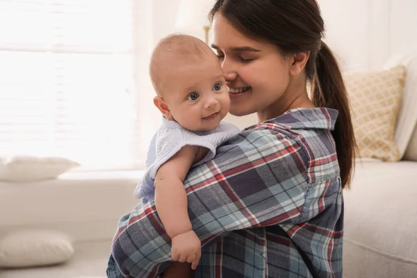 Feliz Joven Madre Con Lindo Bebé Casa — Foto de Stock