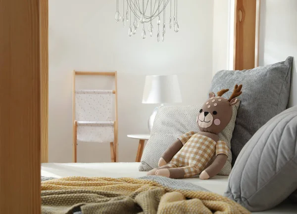 Cómoda Cama Madera Con Cojines Juguete Habitación Infantil Diseño Interiores — Foto de Stock