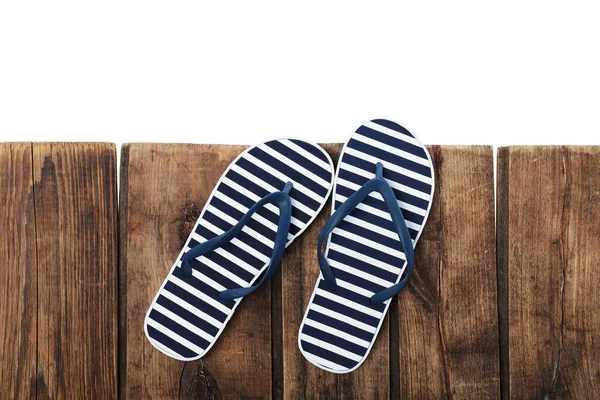 Gestreifte Flip Flops Auf Holztisch Vor Weißem Hintergrund Draufsicht — Stockfoto