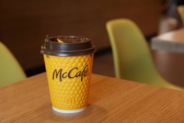 MYKOLAIV, UKRAINE - 11 Ağustos 2021: Kafedeki masada sıcak McDonald 's içkisi. Metin için boşluk