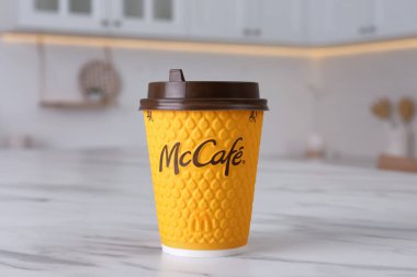 MYKOLAIV, UKRAINE - 12 Ağustos 2021: Mutfaktaki mermer masada sıcak McDonald 's içeceği