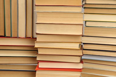 Arka plan olarak birçok ciltli kitap. Kütüphane materyali