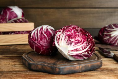 Ahşap masada taze, olgun radicchiolar var.