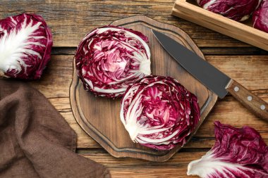 Ahşap masada taze olgun radicchiolar, düz yatıyordu.