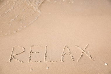 Kelime Rahatla kumsalda kumlara yazılmış