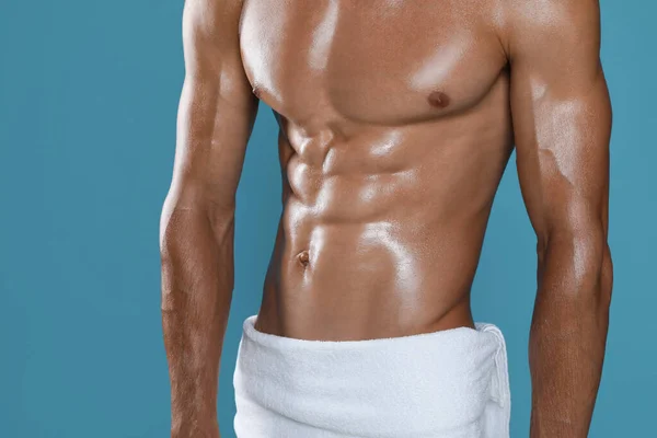 Shirtless Man Slim Body Towel Wrapped His Hips Light Blue — Stock Photo, Image