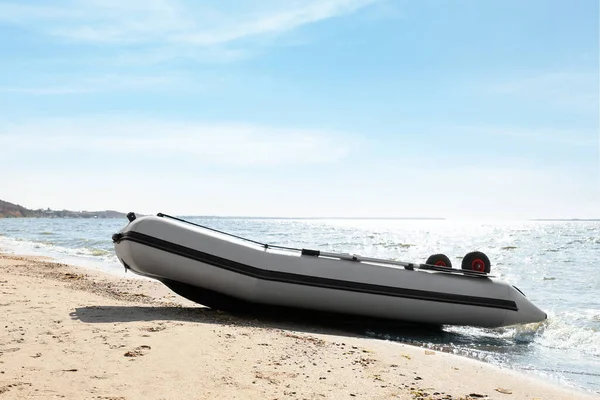 Bateau Pêche Caoutchouc Gonflable Sur Une Plage Sable Près Mer — Photo