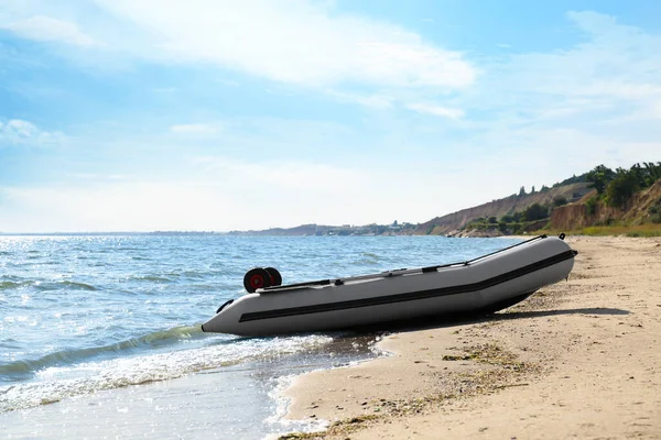 靠海的沙滩上的充气橡胶渔船 — 图库照片