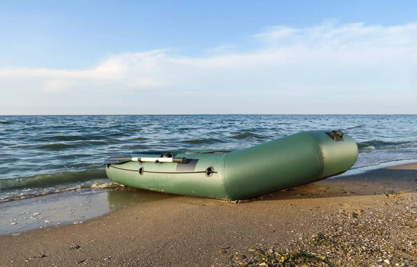 Bateau Pêche Caoutchouc Gonflable Sur Une Plage Sable Près Mer — Photo