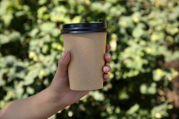 Mulher Segurando Taça Café Papelão Takeaway Com Tampa Plástico Livre — Fotografia de Stock