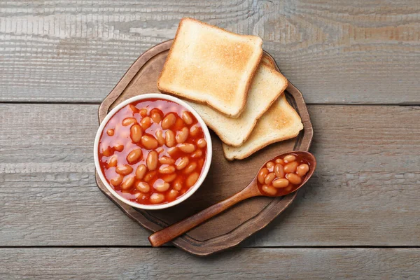 Torradas Deliciosos Feijões Enlatados Mesa Madeira Vista Superior — Fotografia de Stock