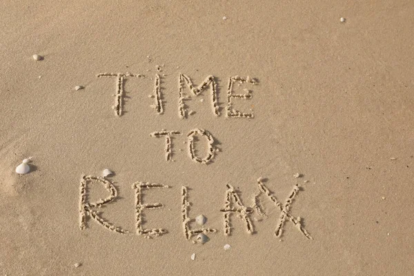 Время Расслабиться Написанное Песке Пляже Вид Сверху — стоковое фото