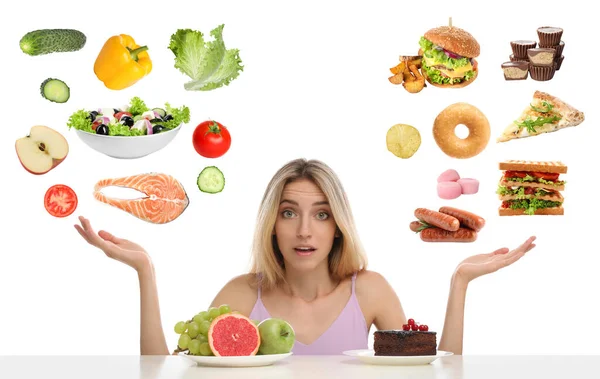 Mujer Dudosa Eligiendo Entre Comida Sana Saludable Sobre Fondo Blanco —  Fotos de Stock