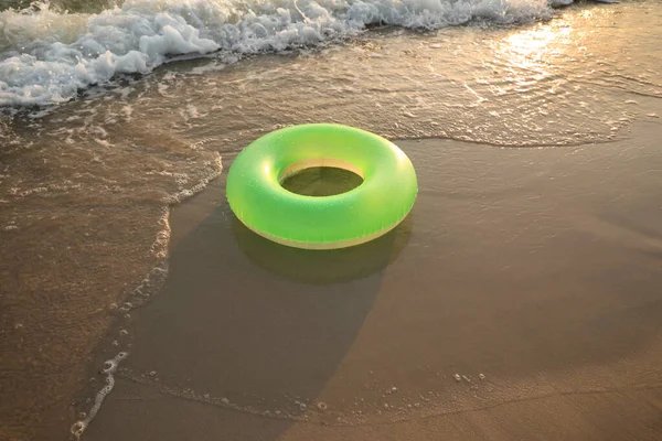 Zielony Nadmuchiwany Pierścień Piaszczystej Plaży Pobliżu Morza Miejsce Tekst — Zdjęcie stockowe