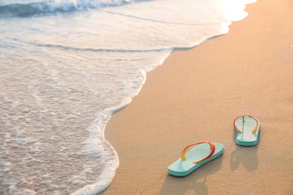 Bright Turquoise Beach Slippers Sand Sea Space Text — Stock Photo, Image