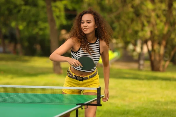 若いですアフリカ系アメリカ人女性遊びピンポン屋外 — ストック写真