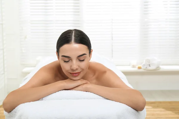 Bela Jovem Mulher Relaxante Salão Spa — Fotografia de Stock