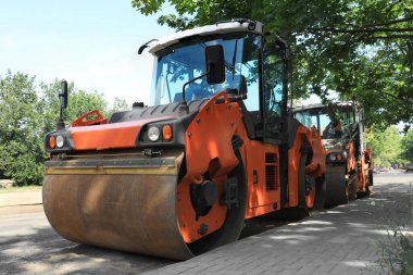 Şehir caddesinde modern patenler. Yol onarım servisi