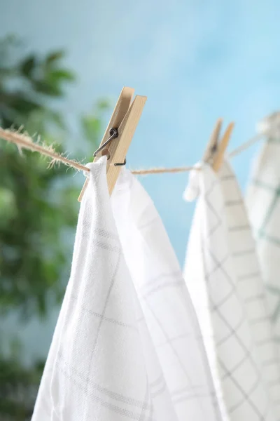 Washing Line Wooden Clothespins Fabrics Blurred Background — Stock Photo, Image