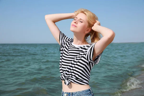 Красива Молода Жінка Біля Моря Сонячний День Влітку — стокове фото