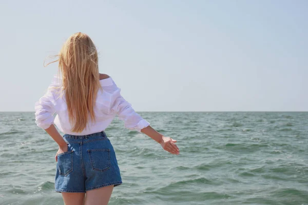 Jonge Vrouw Buurt Van Zee Zonnige Dag Zomer Uitzicht Rug — Stockfoto