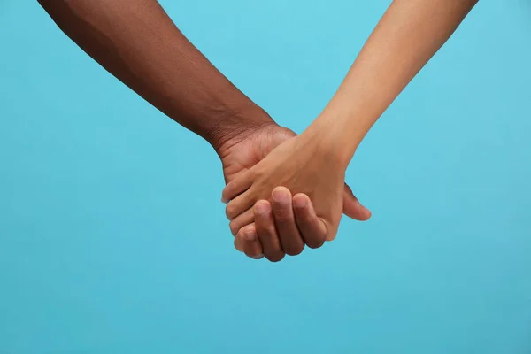 女性とアフリカ系アメリカ人の男性が手を取り合って — ストック写真