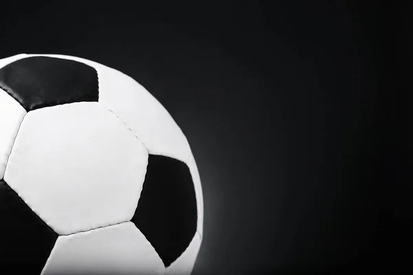 Bola Futebol Sobre Fundo Preto Close Espaço Para Texto — Fotografia de Stock