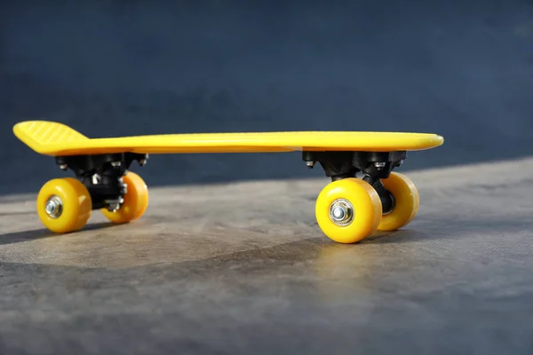 Moderno Skate Board Giallo All Aperto Attrezzature Sportive — Foto Stock