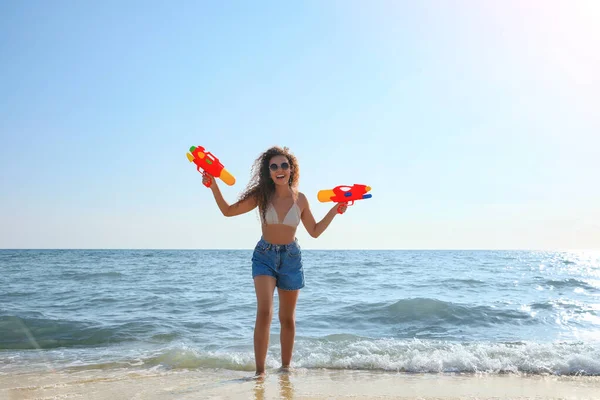 Afroamerykanka Pistoletami Wodę Zabawia Się Plaży — Zdjęcie stockowe