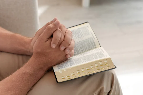 Релігійний Чоловік Біблії Молиться Приміщенні Одягається — стокове фото