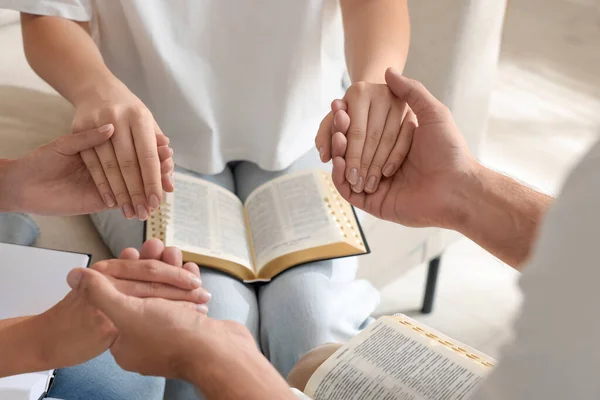 Grupp Religiösa Människor Med Biblar Hålla Händer Och Tillsammans Inomhus — Stockfoto