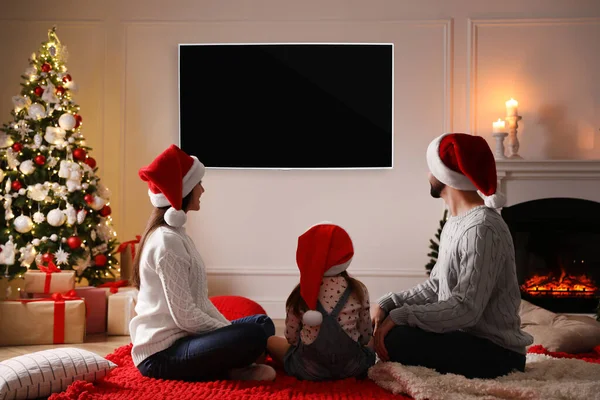 Rodzina Oglądanie Telewizji Pokoju Urządzone Boże Narodzenie — Zdjęcie stockowe