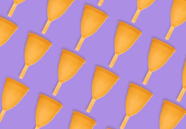 Muchas Tazas Menstruales Color Naranja Sobre Fondo Violeta Puesta Plana — Foto de Stock