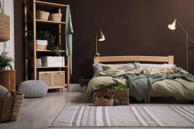 Geniş yatak ve çiçek resimleriyle süslü bir oda.