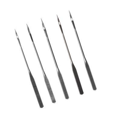 Dikiş makineleri beyaz, üst görünümde izole edilmiş iğneler.