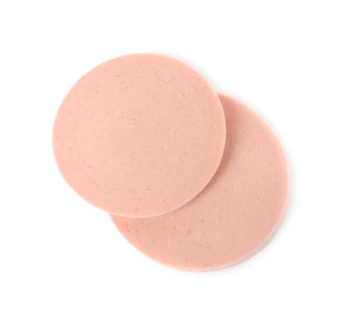 Beyaz arka planda leziz haşlanmış sosis dilimleri, üst manzara.