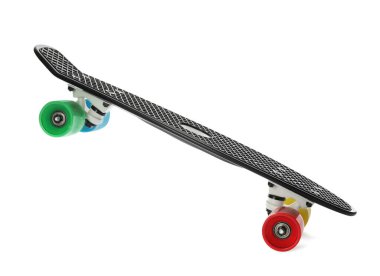 Siyah kaykay, beyaz üzerinde izole edilmiş renkli tekerlekler.