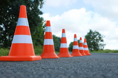 Asfalt yolda trafik konileri. Yol onarımı