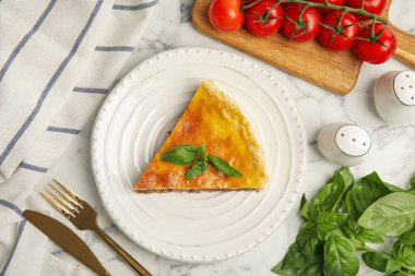 Beyaz mermer masada kıymalı lezzetli bir turta.