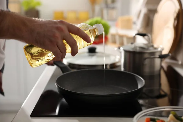 Man Pouring Cooking Oil Frying Pan Kitchen Closeup — Stock Photo, Image