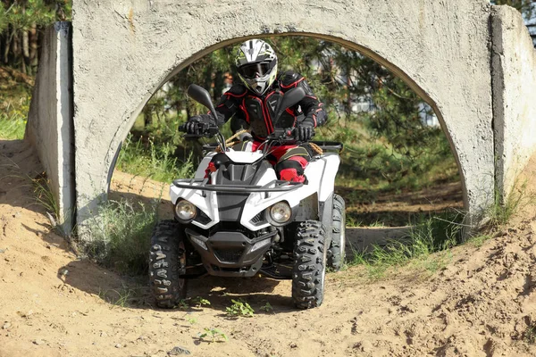 Hombre Conducción Moderna Quad Bike Camino Arenoso Cerca Del Bosque —  Fotos de Stock