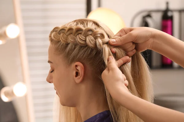 Professional Stylist Braiding Client Hair Salon — Stock Photo, Image