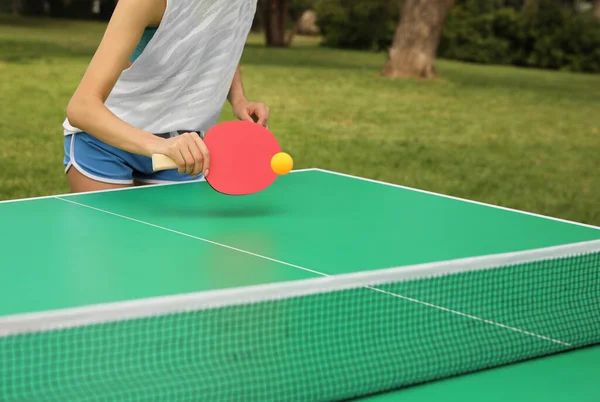 夏の日に屋外で卓球をしてる女が — ストック写真