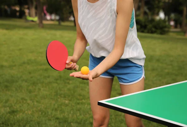 Mulher Jogando Ping Pong Livre Dia Verão Close — Fotografia de Stock