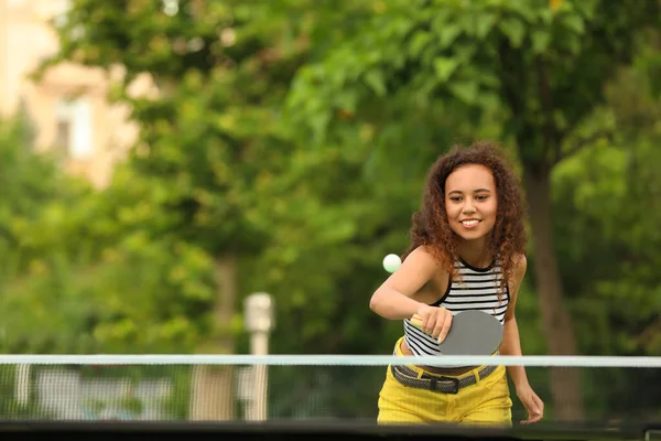 Junge Afroamerikanerin Spielt Draußen Tischtennis — Stockfoto