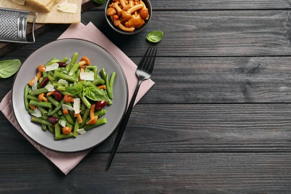 Délicieuse Salade Aux Haricots Verts Champignons Fromage Servis Sur Table — Photo