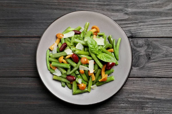 Délicieuse Salade Aux Haricots Verts Champignons Fromage Sur Table Bois — Photo