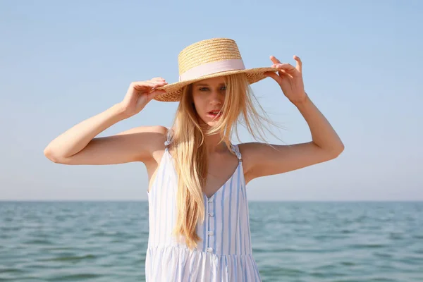 Mulher Bonita Com Chapéu Palha Perto Mar Dia Ensolarado Verão — Fotografia de Stock